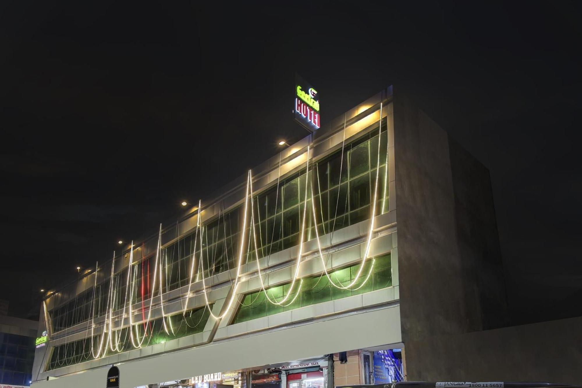 Super Townhouse Geetraj Near Shalimar Gateway Lucknow Hotel Exterior photo