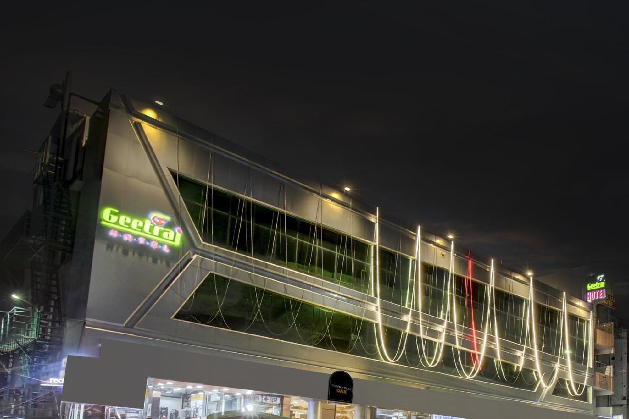 Super Townhouse Geetraj Near Shalimar Gateway Lucknow Hotel Exterior photo