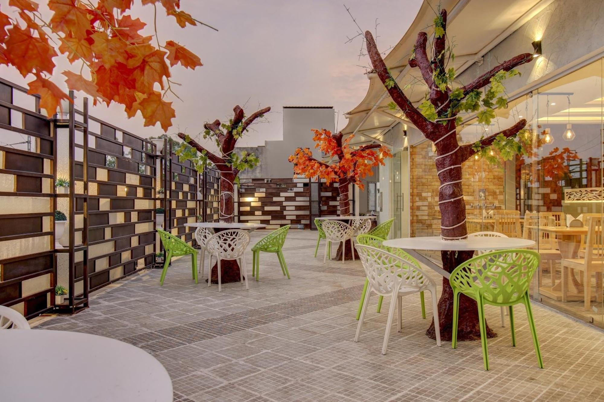 Super Townhouse Geetraj Near Shalimar Gateway Lucknow Hotel Exterior photo
