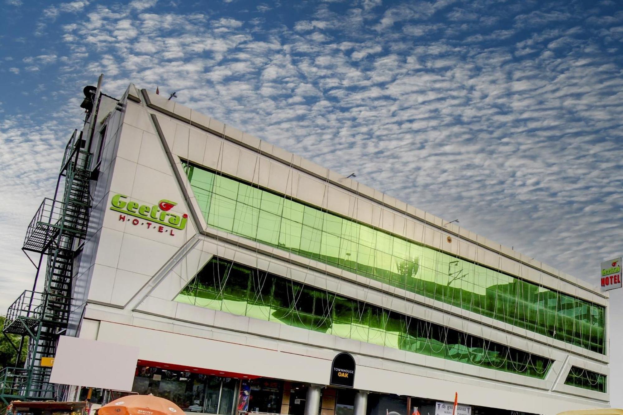 Super Townhouse Geetraj Near Shalimar Gateway Lucknow Hotel Exterior photo